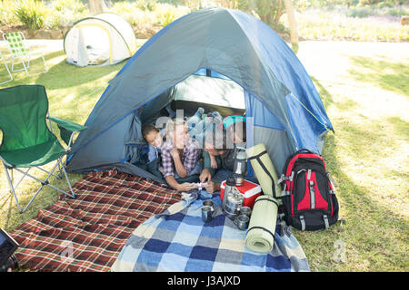 Photo de famille dans la tente de camping Banque D'Images