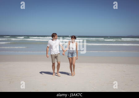 Toute la longueur du couple plage en journée ensoleillée Banque D'Images