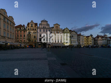 Les feux sont allumés, et les touristes se promener à la nuit tombée à Prague dans le quartier historique de la place de la vieille ville à l'heure bleue. Banque D'Images