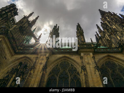Jusqu'à l'emblématique au Château de Prague, les éruptions du soleil derrière la façade gothique. Banque D'Images