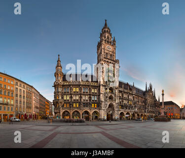 MUNICH, ALLEMAGNE - le 14 janvier 2016 : Panorama de Marienplatz à Munich, Allemagne. La Marienplatz est une place centrale de Munich et a été la ville principale Banque D'Images