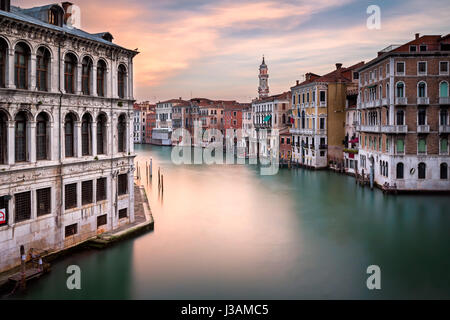 Vue sur le Grand Canal et l'église Santi Apostoli du Pont du Rialto, Venise, Italie Banque D'Images