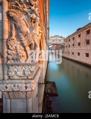 L'ivresse de Noé, Sculpture et Pont des Soupirs au lever du soleil, Venise, Italie Banque D'Images
