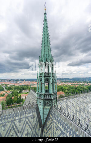 Le clocher et la toiture de cuivre détail de la Cathédrale St Vitus à Prague, avec le paysage en arrière-plan sur un jour nuageux. Banque D'Images