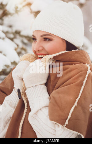 Belle femme à l'extérieur portant Knit hat veste et tout en regardant en avant. Selective focus, vintage image tonique Banque D'Images