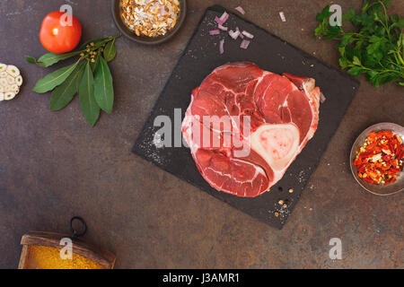 Émincé de veau fraîchement sur la fusée d'ardoise et des assaisonnements, la préparation des aliments. Vue de dessus, l'image aux couleurs vintage, espace blanc Banque D'Images