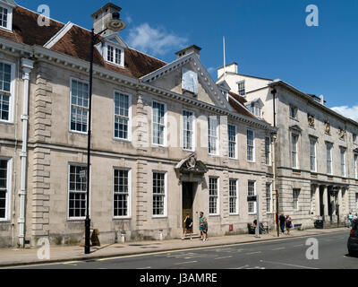 Maison de Newcastle (à gauche) et pays de Lewes Crown Court (à droite) les bâtiments, High Street, Lewes, East Sussex, Angleterre, Royaume-Uni. Banque D'Images