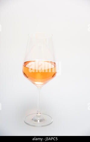 Vin d'Orange (Vin rosé) dans une tige verre isolé sur un fond blanc. Banque D'Images