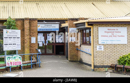 Kingswood, Corby, Angleterre. 04 mai 2017. Pléthore d'avis, mais l'absence de personnes, à l'entrée de Kingswood Neighbourhood Centre, où le scrutin a lieu pour l'élection d'un conseiller du comté du Northamptonshire, le 4 mai 2017. Banque D'Images