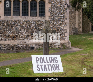 Brentwood, Essex, 4 mai 2017 ; bureau de scrutin s'identifier l'Église cour de l'église Saint Pierre l'Weal Brentwood, Essex Crédit : Ian Davidson/Alamy Live News Banque D'Images