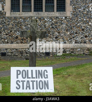 Brentwood, Essex, 4 mai 2017 ; bureau de scrutin s'identifier l'Église cour de l'église Saint Pierre l'Weal Brentwood, Essex Crédit : Ian Davidson/Alamy Live News Banque D'Images