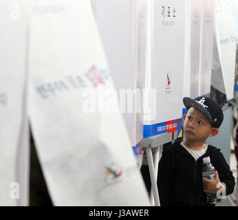 Séoul, Corée du Sud. 4 mai, 2017. Un garçon regarde les isoloirs à Séoul, Corée du Sud, le 4 mai 2017. Cet établissement de crédit : Yao/Xinhua/Alamy Live News Banque D'Images
