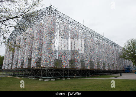 Kassel, Allemagne. 4 mai, 2017. Livres emballés dans du plastique se suspendre à un châssis en acier pour la documenta art le Parthénon de livres par l'artiste Argentine Marta Minujin à Kassel, Allemagne, 4 mai 2017. documenta 14 à Kassel se déroule du 10 juin 2017 au 17 septembre 2017. Photo : Swen Pförtner/dpa/Alamy Live News Banque D'Images