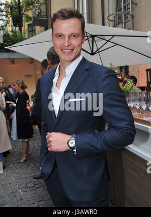 Munich, Allemagne. 3 mai, 2017. Lars Burmeister modèle au Fruehlingsfest (fête du printemps) pour la réouverture de la boutique Montblanc à Munich, Allemagne, le 3 mai 2017. Photo : Ursula Düren/dpa/Alamy Live News Banque D'Images