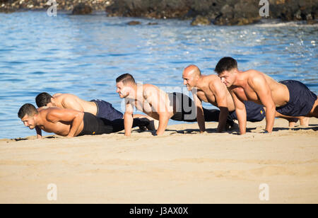 Soldats espagnols exerçant sur la plage. Banque D'Images