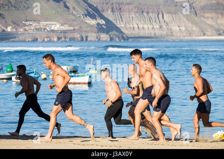 Soldats espagnols exerçant sur la plage. Banque D'Images