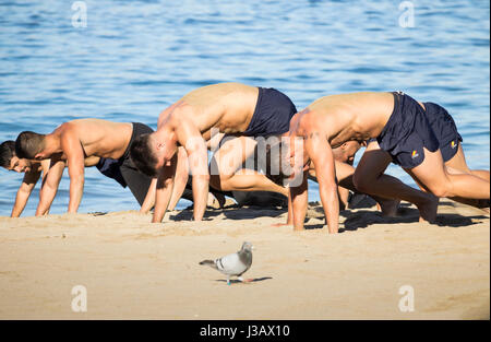 Soldats espagnols exerçant sur la plage. Banque D'Images