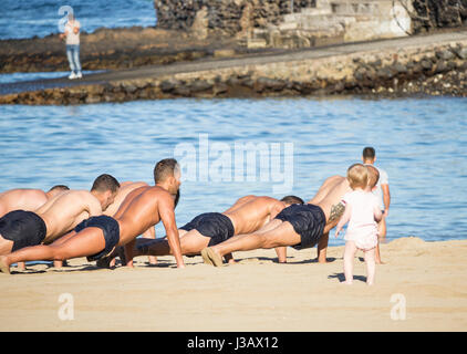 Soldats espagnols exerçant sur la plage. Banque D'Images