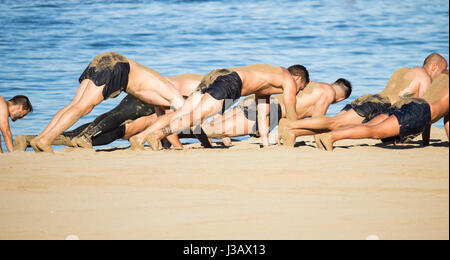 Soldats espagnols exerçant sur la plage. Banque D'Images