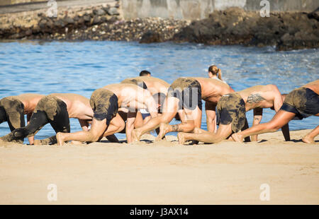 Soldats espagnols exerçant sur la plage. Banque D'Images