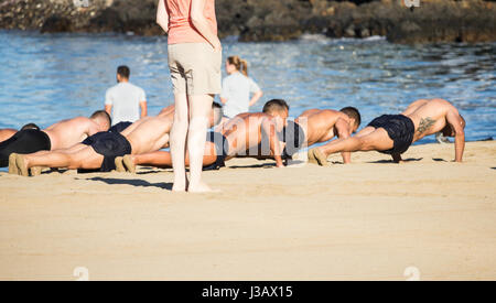 Soldats espagnols exerçant sur la plage. Banque D'Images