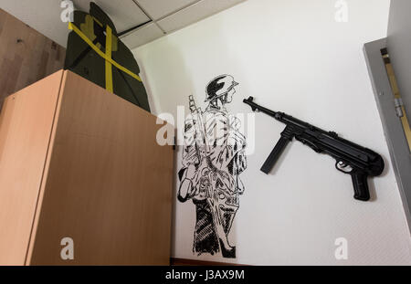 Strasbourg, France. 06Th Mai, 2017. Un MP 40 machine gun est suspendu sur le mur du salon, la soi-disant bunker, du 291e Bataillon d'infanterie des Forces armées allemandes à Illkirch près de Strasbourg, France, 03 mai 2017. La terreur suspect Lieutenant Franco A. était basé là-bas. Le ministre allemand de la défense, Ursula von der Leyen (pas sur la photo) s'est rendue à la caserne le jour même. Photo : Patrick Seeger/dpa/Alamy Live News Banque D'Images