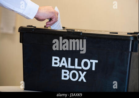 Wirral, UK. 4e mai 2017. Bureaux de vote ouverts à travers le Royaume-Uni pour voter aux élections des conseils locaux. 34 32 conseils en Angleterre, en Ecosse, et 22 au Pays de Galles sont jusqu'à l'élection. Il y a également 6 zones dans l'Angleterre qui votent pour les nouveaux "autorité locale combinée des maires. Les électeurs de Wirral, Merseyside, votons pour une autorité locale de maire, et non pas le conseil local. Crédit : Paul Warburton/Alamy Live News Banque D'Images