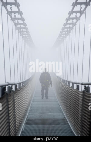 Barrage de Rappbode, Allemagne. 4e mai 2017. Un homme marche à travers un pont suspendu de pedestrial par société Harzdrenalin dans un épais brouillard, au barrage de Rappbode, Allemagne, 4 mai 2017. Le pont est en raison d'ouvrir le 7 mai 2017. Dpa : Crédit photo alliance/Alamy Live News Banque D'Images