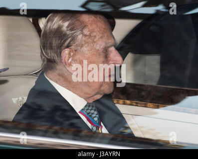 Londres, Royaume-Uni. 4 mai, 2017. La Reine Elizabeth II, le Prince Philip, mari le duc d'Édimbourg, quitte le palais de Buckingham à Londres, Angleterre, le 4 mai 2017. La Reine Elizabeth II, le Prince Philip, mari le duc d'Édimbourg, est de se retirer de ses devoirs royaux cet automne, le palais de Buckingham a annoncé ici jeudi. Source : Xinhua/Alamy Live News Banque D'Images