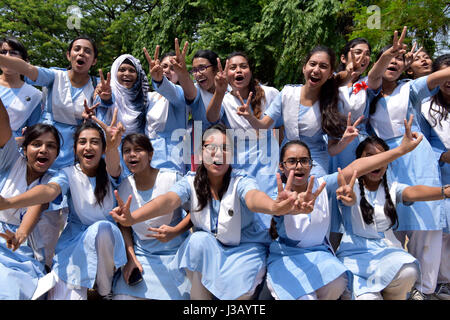 Dhaka, Bangladesh. 04 mai, 2017. Les élèves de l'école et le Collège Midi Viqarunnisa célébrer après le certificat d'études secondaires (SSC) publier les résultats, à Dhaka, au Bangladesh. Credit : SK Hasan Ali/Alamy Live News Banque D'Images