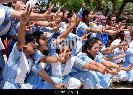 Dhaka, Bangladesh. 04 mai, 2017. Les élèves de l'école et le Collège Midi Viqarunnisa célébrer après le certificat d'études secondaires (SSC) publier les résultats, à Dhaka, au Bangladesh. Credit : SK Hasan Ali/Alamy Live News Banque D'Images