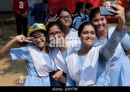 Dhaka, Bangladesh. 04 mai, 2017. Les étudiants du Bangladesh Prendre des photos avec son téléphone portable alors qu'elle célèbre après le certificat d'études secondaires (SSC) publier les résultats, à Dhaka, au Bangladesh. Credit : SK Hasan Ali/Alamy Live News Banque D'Images