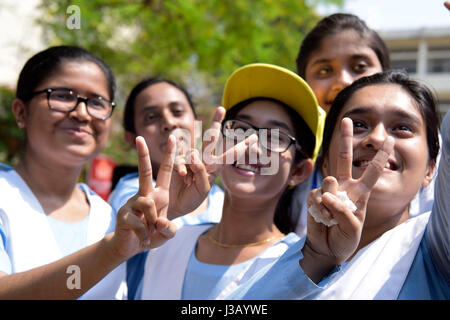 Dhaka, Bangladesh. 04 mai, 2017. Les élèves de l'école et le Collège Midi Viqarunnisa célébrer après le certificat d'études secondaires (SSC) publier les résultats, à Dhaka, au Bangladesh. Credit : SK Hasan Ali/Alamy Live News Banque D'Images