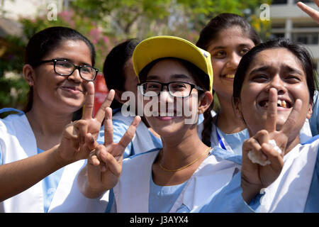 Dhaka, Bangladesh. 04 mai, 2017. Les élèves de l'école et le Collège Midi Viqarunnisa célébrer après le certificat d'études secondaires (SSC) publier les résultats, à Dhaka, au Bangladesh. Credit : SK Hasan Ali/Alamy Live News Banque D'Images