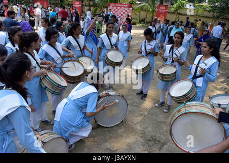 Dhaka, Bangladesh. 04 mai, 2017. Les élèves de l'école et le Collège Midi Viqarunnisa célébrer après le certificat d'études secondaires (SSC) publier les résultats, à Dhaka, au Bangladesh. Credit : SK Hasan Ali/Alamy Live News Banque D'Images