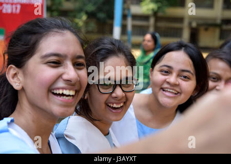 Dhaka, Bangladesh. 04 mai, 2017. Les élèves de l'école et le Collège Midi Viqarunnisa célébrer après le certificat d'études secondaires (SSC) publier les résultats, à Dhaka, au Bangladesh. Credit : SK Hasan Ali/Alamy Live News Banque D'Images