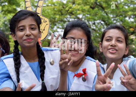 Dhaka, Bangladesh. 04 mai, 2017. Les élèves de l'école et le Collège Midi Viqarunnisa célébrer après le certificat d'études secondaires (SSC) publier les résultats, à Dhaka, au Bangladesh. Credit : SK Hasan Ali/Alamy Live News Banque D'Images