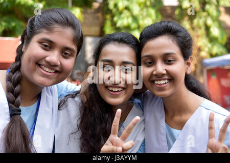 Dhaka, Bangladesh. 04 mai, 2017. Les élèves de l'école et le Collège Midi Viqarunnisa célébrer après le certificat d'études secondaires (SSC) publier les résultats, à Dhaka, au Bangladesh. Credit : SK Hasan Ali/Alamy Live News Banque D'Images