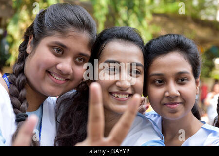 Dhaka, Bangladesh. 04 mai, 2017. Les élèves de l'école et le Collège Midi Viqarunnisa célébrer après le certificat d'études secondaires (SSC) publier les résultats, à Dhaka, au Bangladesh. Credit : SK Hasan Ali/Alamy Live News Banque D'Images