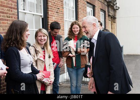 Londres, Royaume-Uni. 4 mai, 2017. Leader du travail rejoint Jeremy Corbyn conseil de comté du travail local candidat, Emma Turnball, et de l'Université d'Oxford les militants ouvriers à faire campagne à Oxford le jour du scrutin pour les élections locales à travers le pays. Credit : Jacob/Sacks-Jones Alamy Live News. Banque D'Images