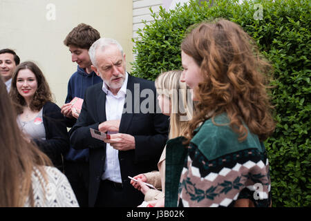 Londres, Royaume-Uni. 4 mai, 2017. Leader de la main-d'Œuvre locale rencontre Jeremy Corbyn candidat conseil de comté, Emma Turnball, à frapper aux portes à Oxford le jour du scrutin pour les élections locales à travers le pays. Les militants des syndicats étudiants de l'Université d'Oxford a rejoint Corbyn et Turnball car ils ont parlé aux électeurs. Credit : Jacob/Sacks-Jones Alamy Live News. Banque D'Images