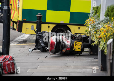 Londres, Royaume-Uni. 4e mai 2017. Deux personnes ont été blessées lorsqu'une moto s'écrase sur la chaussée. Plusieurs ambulanciers ont assisté à la scène avec le Metropolitan Police Service. Un porte-parole du Service d'Ambulance de Londres a déclaré : "Nous avons été appelés à 1:26pm aujourd'hui (4 mai) à des rapports d'un accident de la route dans la région de Olympia Way, West Kensington. "Nous avons envoyé deux ambulanciers, un intervenant unique dans une voiture et un agent d'intervention en cas d'incident à la scène, avec la première de nos médecins qui arrivent en moins de cinq minutes. Crédit : Peter Manning/Alamy Live News Banque D'Images