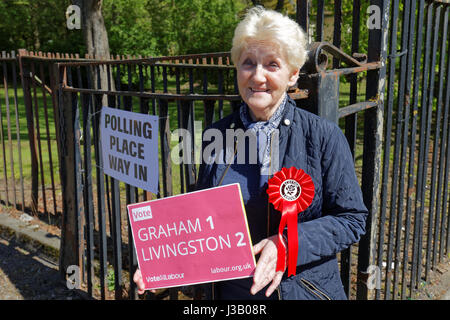 Glasgow, Ecosse, Royaume-Uni. 4 mai, 2017. SNP espère pour voler le pouvoir de la main-d'œuvre à la ville de Glasgow au cours du vote du gouvernement local a lieu cinq semaines seulement avant les élections générales du travail des militants locaux des hauts le entrancs Shawlands habités station Crédit : Gérard ferry/Alamy Live News Banque D'Images