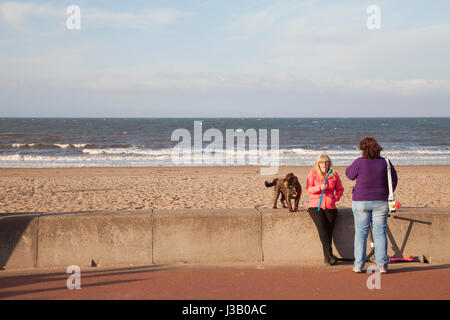 La plage de Portobello, Édimbourg, Royaume-Uni. 4 mai, 2017. Météo britannique. Deux femmes assises sur la promenade de la plage de Portobello à Édimbourg, Écosse, Royaume-Uni. Météo : 4.5.2017 Crédit : Gabriela Antosova/Alamy Live News Banque D'Images