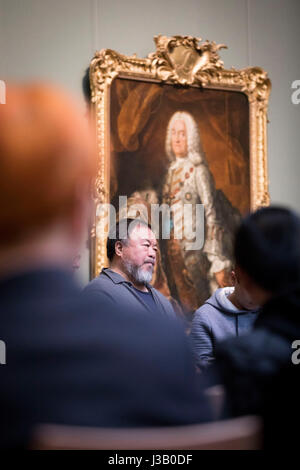 Schwerin, Allemagne. 4 mai, 2017. L'artiste chinois Ai Weiwei parle au cours d'une discussion dans la Galerie Alte & Neue Meister au Musée de l'État dans la région de Schwerin, Allemagne, le 4 mai 2017. Ai Weiwei a parlé de l'action et de l'influence de l'artiste peintre franco-américain de l'objet et Marcel Duchamp (1887-1968). Photo : Christian Charisius/dpa/Alamy Live News Banque D'Images