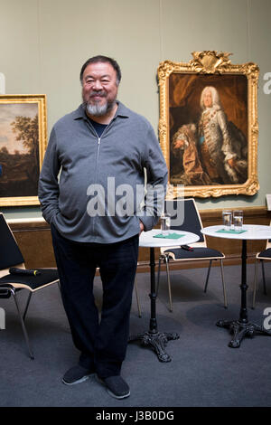 Schwerin, Allemagne. 4 mai, 2017. L'artiste chinois Ai Weiwei arrive pour une discussion dans la Galerie Alte & Neue Meister au Musée de l'État dans la région de Schwerin, Allemagne, le 4 mai 2017. Ai Weiwei a parlé de l'action et de l'influence de l'artiste peintre franco-américain de l'objet et Marcel Duchamp (1887-1968). Photo : Christian Charisius/dpa/Alamy Live News Banque D'Images