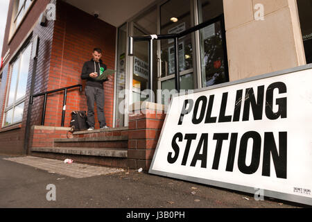 Bristol, Royaume-Uni. 04 mai 2017. Les élections tenues au Bristol, Bath and North East Somerset et de la Loire pour l'élection de la première à l'ouest de l'Angleterre (le maire Autorité combinée 'Metro' Maire). Sur la photo : un caissier avec presse-papiers l'enregistrement des électeurs. Crédit : Paul Hennell/Alamy Live News Banque D'Images