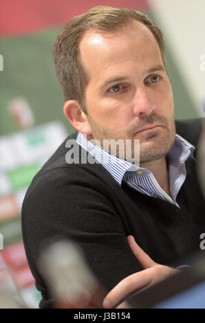 Augsburg, Allemagne. Apr 30, 2017. L'entraîneur d'Augsbourg Manuel Baum vu à la conférence de presse pour la Bundesliga match de foot entre FC Augsburg et Hambourg SV dans la WWK-Arena à Augsburg, Allemagne, 30 avril 2017. Photo : Stefan Udry/dpa/Alamy Live News Banque D'Images