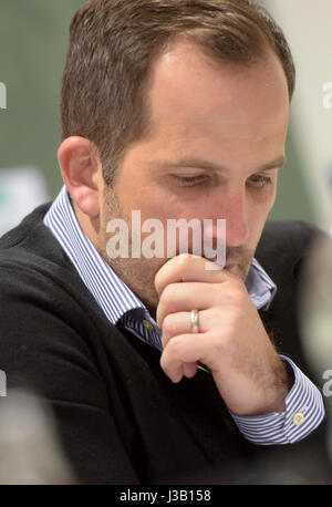 Augsburg, Allemagne. Apr 30, 2017. L'entraîneur d'Augsbourg Manuel Baum vu à la conférence de presse pour la Bundesliga match de foot entre FC Augsburg et Hambourg SV dans la WWK-Arena à Augsburg, Allemagne, 30 avril 2017. Photo : Stefan Udry/dpa/Alamy Live News Banque D'Images