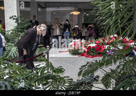 Belgrade, Serbie. 04 mai 2017. Chaque année le jour de la mort de Josip Broz Tito, Président de Yougoslavie, ses admirateurs de pays qui composent la Yougoslavie, et d'autres, sa tombe pour exprimer leur respect. Credit : Bratislav Stefanovic/Alamy Live News Banque D'Images